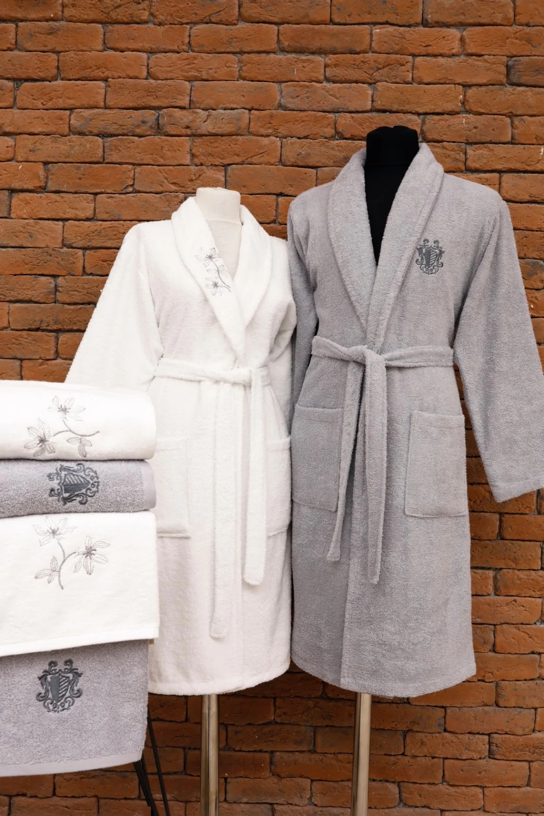 Комплект халати KAZEL, Molly + 4 кърпи подарък S/M, M/L, Бял/сив